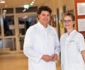 Bild: exb/Moosburger
Dr. Josef Zäch und Paula Loibl sprechen an der Asklepios Klinik in Burglengenfeld.