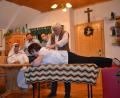Bild: fue
Mit seiner Massage weckt Bauer Alois (Rudi Förster) lange verborgene Gefühle bei seiner Gemahlin Fanny (Ulla Kick). Staunend beobachten Scheich Abdul (Josef Schieder), Schulfreund Hans (Marlus Schubert) und Jungbauer Schorschi (Tom Kraus) die Aktion.