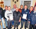 Bild: hai
Vorsitzender Marcus Köppel (rechts) und Bürgermeister Manfred Porsch (links) zeichnen Josef Kaufmann, Thomas Semba, Helmut Veigl, Klaus Stief, Stefan Koch, Markus Geier, Franz Zetlmeisl und Hubert Brendel (von rechts) für langjährige Mitgliedschaft und ihr ehrenamtliches Engagement aus.
