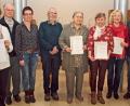 Bild: sön
Bürgermeister Markus Dollacker (rechts), Pater Hermann Sturm und Kreisfachberaterin Michaela Basler (ab Zweitem von links) gratulierten den Geehrten zu ihren Auszeichnungen.