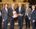 Bild: ckl
Ein Andenken der kulinarischen Art an den 48. Politischen Ascherfreitag überreichten Bürgermeister Hans Donko, MdB Albert Rupprecht, CSU-Ortsvorsitzender Johannes Reger (von links) sowie Spitzenkandidat Christian Doleschal, MdL Tobias Reiß und stellvertretender Landrat Roland Grillmeier (von rechts) dem Hauptredner des Abends Innenminister Joachim Herrmann (Mitte).