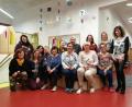 Bild: cs
Die Mitarbeiterinnen im städtischen Kindergarten freuen sich über die Geste der DGB-Frauen. Rechts im Bild Sonja Hahn, links kniend Frieda Merkel.
