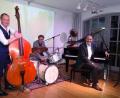 Bild: Wolfgang Houschka
Drei, die ihren Job perfekt beherrschen: Bassist Matthias Küster, Schlagzeuger Dirk Engelmeyer und Pianist Frank Muschalle (von links). Bei ihrem Konzert in der Kulturscheune Elbart ernten sie stehende Ovationen und spielen deswegen geschlagene drei Stunden lang.