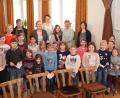 Bild: fvo
Voller Tatendrang bereiteten die Kinder den Gottesdienst in der Pfarrkirche vor, den Gabi Ertl und Doris Völkl organisierten. Die jungen Christen sprachen Fürbitten sowie die Kyrierufe und Sophia Kleber sprach die Lesung. Beim Predigtspiel meinten die Teilnehmer, dass sich Jesus Menschen wünscht, die Frieden Frieden bringen.