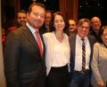 Bild: jrh
Jeder darf mal aufs Bild mit Katarina Barley (Zweite von links): SPD-Generalsekretär Uli Grötsch (von links), Eslarns Bürgermeister Reiner Gäbl und Schwandorfs Bundestagsabgeordnete Marianne Schieder.