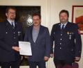 Bild: mmj
Auch schriftlich bestätigte Bürgermeister Manfred Dirscherl dem Vorsitzenden Alfred Ferstl (links) und Kommandant Günther Bock den Dank für das Engagement der Feuerwehr-Mitglieder beim Bau des Betriebsgebäudes des Bauhofs.