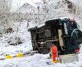 Bild: rw
Auf schneebedeckter Fahrbahn rutschte ein 47-jähriger Autofahrer in Kulmain. Er versuchte seine Geschwindigkeit an einer Böschung zu verringern, kippte jedoch um und überschlug sich auf die Beifahrerseite.
