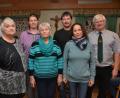 Bild: dob
Sieglinde Blöderl aus Waldthurn (Zweite von links) gehörte bisher mit zum fleißigen Küchenteam des Kreisfischereivereins. Jetzt tritt sie aus gesundheitlichen Gründen kürzer. Wilma Zitzmann und Marion Stärk (vorne, von links nach rechts) stehen weiterhin in der kulinarischen Verantwortung. Eine Sonderehrung ging an Schriftführer Richard Koller (links) als akribischer Schriftführer und an Doris Weilacher (Dritte von links) und Uli Vollath (Dritter von rechts) für das Ausbaggern des Rastweihers. Vorsitzender Johann Dittmann (rechts) überreichte die Geschenke.