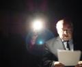 Bild: arw
Bürgermeister Rudolf Schopper leuchtet mt dem Handy.