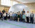 Bild: bkr
Die Kinder des Sonderpädagogischen Förderzentrums vor dem mobilen Planetarium.