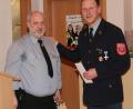 Bild: rpp
Vorsitzender Herbert Tretter (rechts) dankt dem scheidenden Michael Dötsch für sein jahrelanges Engagement für die Feuerwehr Reuth. Der langjährige Kommandant gibt sein jetziges Amt als zweiter Chef der Aktiven aus gesundheitlichen Gründen auf.