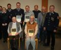 Bild: wro
Karl Zimmermann (vorne rechts) ist seit 70 Jahren Mitglied, seit 60 Jahren ist Ludwig Oppl (vorne links) dabei. Vorsitzender Helmut Oppl (rechts), Bürgermeister Toni Dutz (2. von rechts), KBM Florian Trießl (2. von links), sowie die Dienstgrade und Vorstandsmitglieder der Schönhaider Wehr gratulierten den beiden, ebenso auch den anderen Jubilaren.