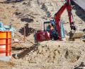Bild: Alexander Auer
Auf der Baustelle der A3 bei Barbing wurde am Montag erneut eine 225 Kilogramm schwere Fliegerbombe gefunden. Ein Sprengkommando entschärfte sie vor Ort.