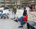 Bild: Gabi Schönberger
Die siebenköpfige Protestgruppe macht sich am Weltfrauentag vor dem Neuen Rathaus für Gleichberechtigung stark.