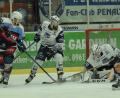 Bild: gb
Die Blue Devils unterlagen am Sonntag dem EV Lindau mit 2:4. Die Weidener (im Bild Marco Habermann, links) scheiterten immer wieder am überragenden Gästegoalie David Zabolotny.