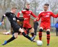 Bild: Ziegler
Führungstorschütze Kapitän Jannik Meier vom FC Amberg (links) geht mit gestrecktem Bein in den Zweikampf.