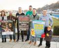 Bild: riw
Der 1. FC Rieden und der Heimat- und Kulturverein Köfering präsentieren ihre Veranstaltungsplakate (von links): Michaela Winklmeier und Therea Ehbauer (beide Lebenshilfe), Sepp Vogl (HKV Köfering), Reinhold Baumgartner (Selbsthilfegruppe krebskranker Kinder Amberg-Sulzbach), Matthias Weigert und Sebastian Kemmeter (beide 1. FC Rieden) sowie Johannes Lautenschlager (Optiwash).