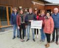 Bild: adj
Mit seinem Vorstand überreicht Vorsitzender Joseph Lindner (Vierter von links) die Spenden an die Josef Neubauer, Andrea Renner und Susanne Fütterer.