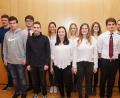 Bild: nib
Sie geben in der KLJB Dürnsricht-Wolfring den Takt vor: (von links) Simon Scheuerer, Bastian Ebenhöch, Martin Tröppl, Fabian Rockinger, Lena Kirchberger, Sophie Kemptner, Antonia Bauer, Julia Weidner, Carina Kneißl, Jonas Strunk, Julian Kemptner und Sebastian Kirchberger.