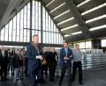Bild: Stephan Huber
„Eines der wichtigsten Industriedenkmäler der Nachkriegszeit“ (Oberbürgermeister Michael Cerny) rückt ins Blickfeld des im nächsten Jahr anstehenden Jubiläums 100 Jahre Bauhaus: Geschäftsführer Armin Reichelt (vorne, Zweiter von rechts) und Baureferent Markus Kühne (vorne, links daneben) führen durch Walter Gropius’ letzten Bau, Ambergs Glaskathedrale.