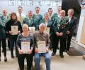 Bild: bsc
Zweiter Bürgermeister Oskar Schuster (hinten rechts) sowie die beiden Vorsitzenden Edeltraud Kaßeckert (Mitte links) und Reinhard Schwarz (Mitte rechts) gratulierten den verdienten Mitgliedern. Leo Maier und Christine Schlicht (vorne von rechts) gehören dem Verein seit 65 und 50 Jahren an.