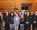 Bild: exb
Die Feuerwehr-Führungsspitze und Zweiter Bürgermeister Andreas Altmann würdigten die Leistungen der Mitglieder. Im Bild von links Vorsitzender Anton Pösl, Zweiter Bürgermeister Andreas Altmann, Johann Lettner, Sebastian Müller, Martin Birner, Fabian Schatz, Tobias Schatz, Hannes Gschrey, Gerhard Gschrey, Nico Pösl, Evi Pösl, Florian Passler, Milena Sporrer, Julian Gschrey, Dominik Kräuter und Dominik Dorner.