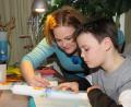 Bild: ubb
Maria Heinrich (im Bild mit Sohn Gabriel) ist Künstlerin und Kerzendesignerin.