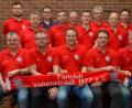 Bild: dob
Stolz präsentieren sich die neugewählten Mitglieder des FC-Bayern-Fanclubs, nachdem der Rekordmeister am Samstag wieder die Tabellenspitze eingenommen hat. Vorsitzender bleibt weiterhin Josef Maier (vorne, Mitte).