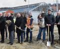 Bild: Petra Hartl
Beim Spatenstich zur neuen Stadtgärtnerei greifen Bürgermeister Michael Göth und die versammelte Prominenz mit Planern, Architekten, Stadtbauamt, Kommunalpolitikern und Baufirmen zum Werkzeug.