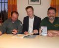 Bild: rn
Über das Kormoran-Management klärt Tobias Küblbeck (Mitte) bei der von Martin Schusser (rechts) und Günter Ring, den Vorsitzenden der Eschenbacher Sportangler, organisierten Informationsveranstaltung auf.