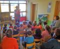 Bild: hl
Für verblüffte Mädchen und Buben sorgt Zauberer Wobby bei seinem Auftritt im Waldecker Kindergarten. Auch Leiterin Kerstin Dilling verfolgt gebannt seine Tricks.