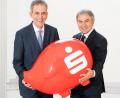 Bild: Sparkassenverband
Ulrich Netzer (links), Präsident des Sparkassenverbands Bayern, und Vizepräsident Roland Schmautz.