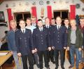 Bild: frd
An der Spitze der Feuerwehr Gleiritsch stehen künftig die beiden Vorsitzenden Thomas Zinkl und Lukas Geyer (vorne, von links). Sebastian Zeus (vorne, Mitte) fungiert in Personalunion als Kassier und Schriftführer. Bürgermeister Hubert Zwack (Dritter von rechts) gratulierte zur Wahl.