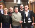 Bild: exb
Der neue Ortsvorsitzende Jonas Dittrich (rechts) bedankt sich bei seinem Vorgänger Josef Amann (Dritter von rechts) für dessen Verdienste.