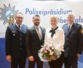 Bild: Gabi Schönberger
Der Wechsel an der Spitze der Kriminalpolizeiinspektion Weiden ist nun offiziell vollzogen. Polizeipräsident Gerold Mahlmeister (rechts) verabschiedete Polizeidirektor Thomas Bauer (links) und begrüßte dessen Nachfolger Kriminaloberrat Jürgen Dodell mit Ehefrau Helene.