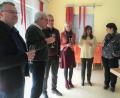 Bild: wlr
Initiator und Vorsitzender des Fördervereins Hans-Peter Pauckstadt-Künkler (Zweiter von links) freut sich mit Vorstandsmitgliedern und Gästen, das kleine Jubiläum feiern zu können, bei dem ersichtlich wurde, wie wertvoll die Veranstaltungen für alle Etzenrichter Vereine sind.