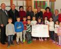Bild: Dobmeier
Eine Abordnung der fleißigen Damen übergab den Scheck an die erfreuten Kinder des Kindergarten St. Wolfgang in Rothenstadt. Leiterin Gabriele Bösl-Mrazek (rechts) und Pfarrer Heribert Englhard (links) sowie Kirchenpfleger Hans-Jürgen Federl dankten im Namen der Mädchen und Buben.