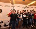 Bild: exb
Daniel Bräutigam gewann das 4. Steeldart-Turnier in Mähring. Im Bild die Siegerehrung (von links): Veranstalter Stefan Riedl, Michael Riedl und Martin Freundl, Sieger Daniel Bräutigam, Christian Schärl (Platz 2), Andreas Skrobatz (Platz 3), Thomas Brückner (Platz 4), Veranstalter Sporrer Patrick und Beer Christian sowie (hinten Mitte) Pokalspender Florian Maschauer von der Stadtbäckerei.