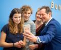 Bild: Monika Skolimowska/dpa
Luisa Neubauer, und Jakob Blasel, Vertreter der Schülerinitiative Fridays for Future, machen vor einer Pressekonferenz zum Thema Schülerproteste für Klimaschutz ein Selfie mit Karen Helen Wiltshire, stellvertretende Direktorin des Alfred-Wegener-Instituts Helmholtz-Zentrum für Polar- und Meeresforschung, und Eckart von Hirschhausen (von links), Arzt und Wissenschaftsjournalist.