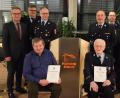 Bild: mde
Ehrenkommandant Hans Denz und Johann Sertl (vorne von rechts) ehrt die Feuerwehr für langjährige Mitgliedschaft. Ihnen gratulieren Bürgermeister Werner Nickl, die Vorsitzenden Günter Filbinger und Roman Schäffler (stehend von links) wie auch Stadtpfarrer Konrad Amschl sowie die Kommandanten Alfred Vogel und Peter Denz (stehend von rechts).