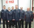 Bild: fz
Einstimmig wählten die 28 Aktiven Manuel Tschierschke (Zweiter von links) als ersten und Gerd Scharff (dritter von rechts) als zweiten Kommandanten. Laura Scharff (dritte von links) ist die neue Jugendwartin