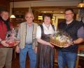 Bild: mmj
Georg Schmid und seine Schwiegertochter Gerlinde erhielten als Dank für die Unterstützung der "land&gut"-Aktionen durch Vorsitzenden Baptist Grosser (links) und Stellvertreter Andreas Ebnet junior ein Präsent überreicht.