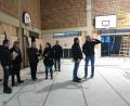 Bild: Lowak
Der Bauausschuss sieht sich in der Mehrzweckhalle um. Noch gehen die Handwerker ein und aus, doch im Mai soll die Halle wieder eröffnet werden.