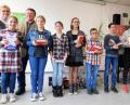 Bild: cr
Die strahlende Siegerin Emilia Schönfelder vom Gymnasium Eschenbach wird den Landkreis Neustadt/WN beim Bezirksentscheid vertreten. Von links: Emilia Schönfelder vor Rektorin Gabi Reitinger-Maier und Jürgen Orlik, alle weiteren Teilnehmer des Entscheids sowie (rechts) Schulrätin Margit Walter.