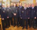 Bild: rkp
Repräsentanten der Kreisfeuerwehr und Bürgermeister Walter Schauer (Dritter von links) zeichneten die langjährigen Aktiven der Feuerwehr Dautersdorf aus. Kommandant Josef Mösbauer (Mitte) erhielt Ehrenkreuz in Bronze des Deutschen Feuerwehrverbandes.