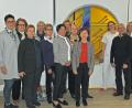 Das imposante Glasfenster im „Raum der Stille“ hat der Inner-Wheel-Club Weiden finanziert. Dr. Stephanie Kuchlbauer (Dritte von rechts) dankte IWC-Präsidentin Dr. Christiane Bardenheuer (rechts) für die großzügige Spende.