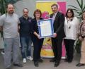 Bild: weu
IHK-Geschäftsführer Manuel Lischka (Dritter von rechts) gratulierte im Namen der IHK Regensburg den Verantwortlichen der Firma Trolli zum 70-jährigen Bestehen des Globalplayers. Gemeinsam mit Werksleiterin Sonja Haßler (Dritte von links) freuten sich Gabriele Kerscher, Silvia Stöckl, Stefan Neft und Michael Fredrich (von rechts), alles Garanten für den Erfolg der Firma, über die Auszeichnung.