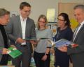 Bild: si
MdL Tobias Reiß, CSU-Europakandidat Christian Doleschal, Ina Schattan, Kinderhausleiterin Sigrid Eger und Bürgermeister Roland Grillmeier (von links) beim Infotermin zum Thema "Sprach-Kita".