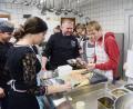 Bild: Gabi Schönberger
In der Küche von Restaurantbetreiber Jürgen Pufke (Mitte) legen die Schüler selbst Hand an.