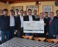 Bild: jr
Die symbolische Scheckübergabe im TSV-Sportheim mit (von links) Wolfgang Pötzl, Peter Andritzky, Patrick Kutzer, Christopher Rüth, Reinhard Betzl, TSV-Vorsitzendem Maximilian Siller, Markus Wenisch, BFV-Schatzmeister Jürgen Faltenbacher, Markus Hümmer, Bürgermeister Max Bindl, Thomas Bernreuther und Rainer Baumgärtner.
